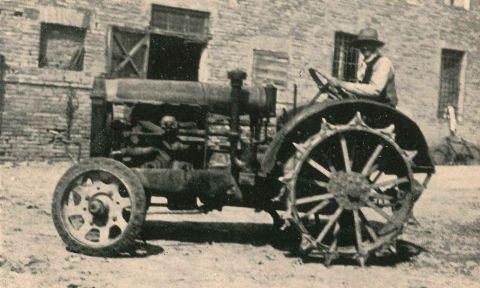 Il primo trattore acquistato dalla Cooperativa, 1943 