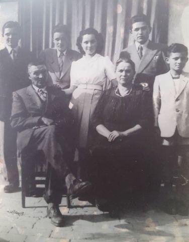 Foto di famiglia: seduti Giovanni Manfredini con la moglie Gemma Germani, in piedi i figli, da sinistra: Nello, Vittorio, Milda, Dino, Vincenzo (attuale contitolare, che allora aveva 10 anni), 1943