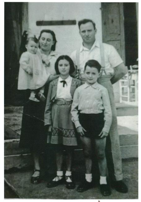 La famiglia Pellegrini: Bruno, la moglie Lidia e i figli Maria Grazia, Gino e Rita, fine anni Quaranta