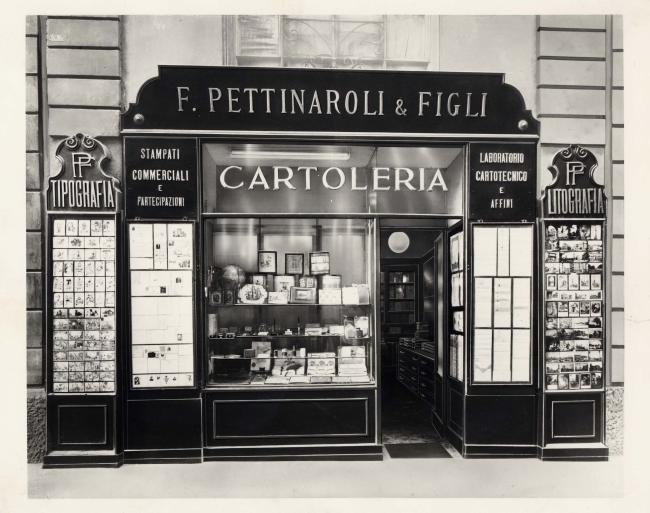 La facciata del negozio, anni venti del Novecento