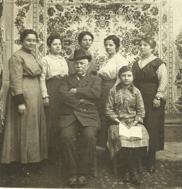 Il fondatore Antonio Darcoli con la famiglia, nel ritratto non è presente il figlio Emilio, in guerra. 26 marzo 1918