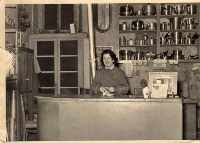 Liliana Mambriani dietro il bancone del nuovo negozio di via Belfiore 14, primi anni Sessanta