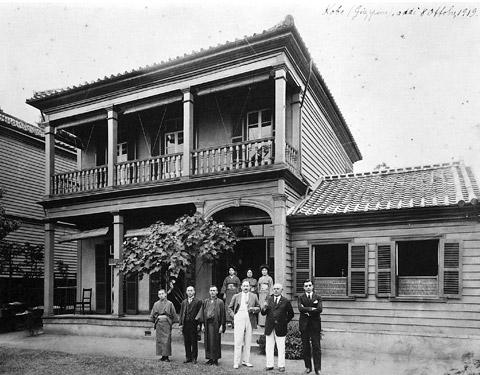La famiglia d'Elia davanti alla casa di proprietà a Kobe (1919)