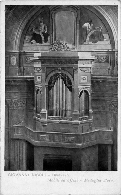 La cassa in legno realizzata per l'organo della chiesa parrocchiale di Brignano Gera d'Adda (Bg), tuttora esistente, 1911