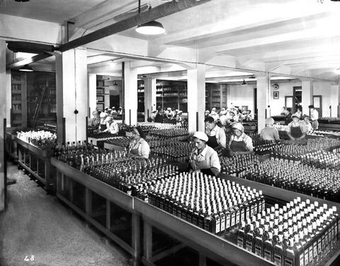 Operaie della fabbrica di Zara al lavoro (seconda metà dell’Ottocento)