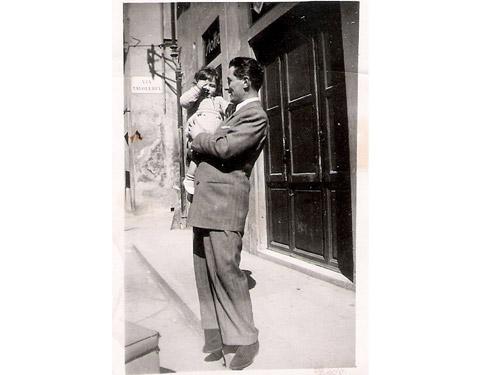 Luciano Martinelli, attuale socio della tappezzeria, con lo zio Oberto di fronte all'ingresso del negozio di piazza San Frediano (1942)