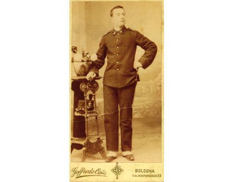 Luigi Mazzoni (il nome proprio si ripeterà più volte nell’arco di 250 anni) ventenne, in servizio di leva nei pompieri (1887)