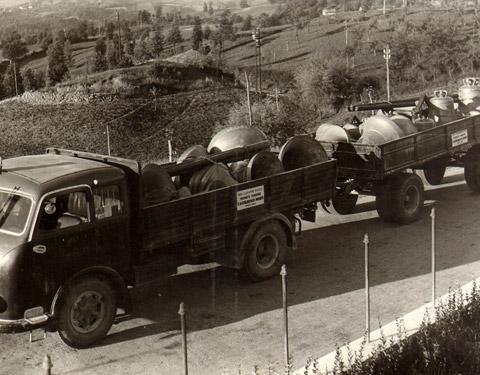 Trasporto delle campane su camion (1950 circa)