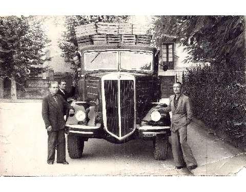 Soci della cooperativa vicino al camion per il trasporto dei prodotti, anni trenta