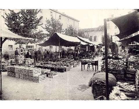 Mercato ortofrutticolo nella centrale piazza Fontanesi, anni trenta