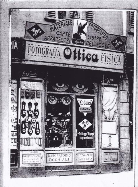 L'ingresso del negozio, 1923