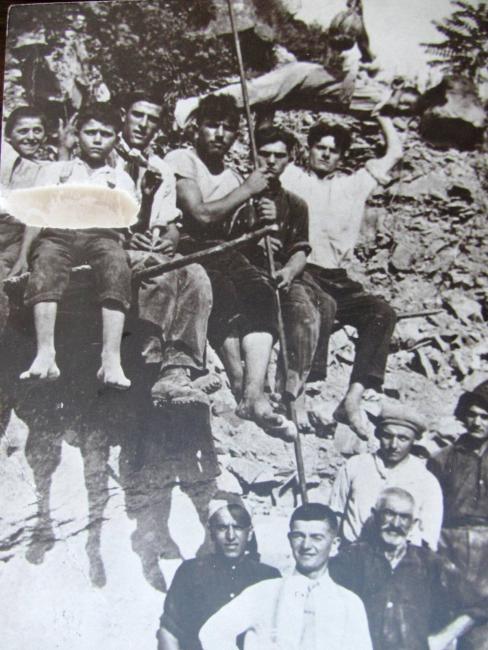 Gli operai in cava a piedi scalzi, in primo piano  Giuseppe Ministrini figlio del fondatore, anni Trenta