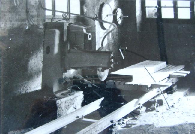 Interno del vecchio laboratorio con macchina da taglio a bandiera, anni Cinquanta