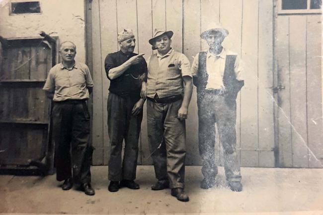 Cesare Chiari, sulla destra con alcuni amici nel mulino di Roncole Verdi di Busseto, anni Sessanta