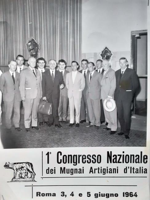 I partecipanti al primo congresso Nazionale dei Mugnai Artigiani del 1964. Il sesto da sinistra è Gino Pellegrini