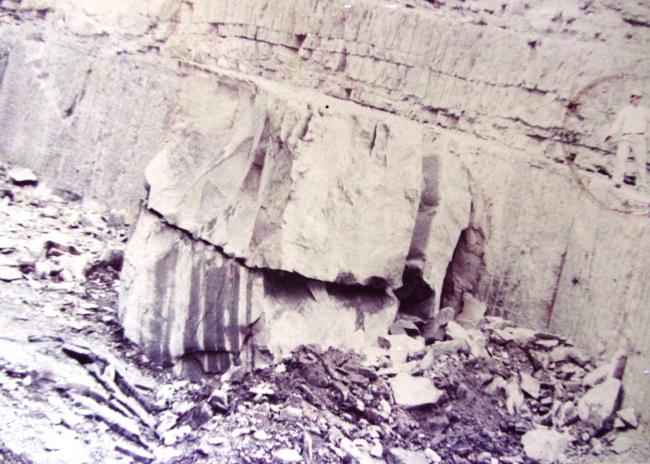 I massi cavati secondo nuove tecniche di escavazione, in alto sulla destra Augusto Ministrini, anni Ottanta