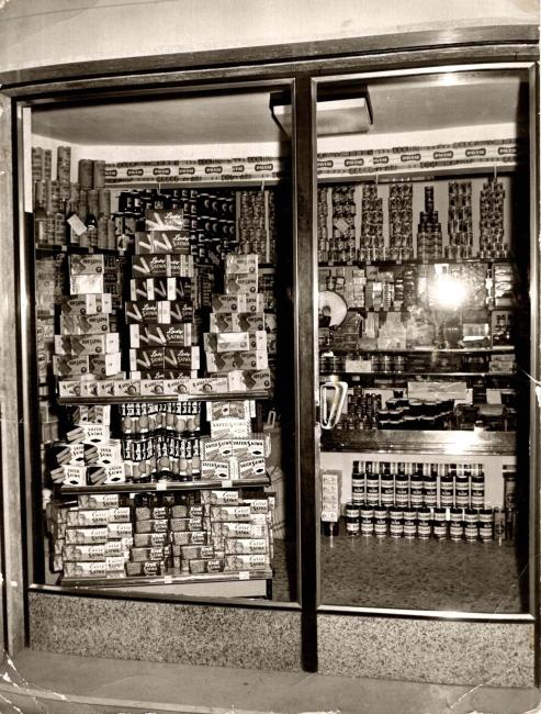 La vetrina della bottega, 1964