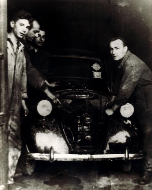 Dino Rizzi (sulla destra) nella sua officina, anni Cinquanta