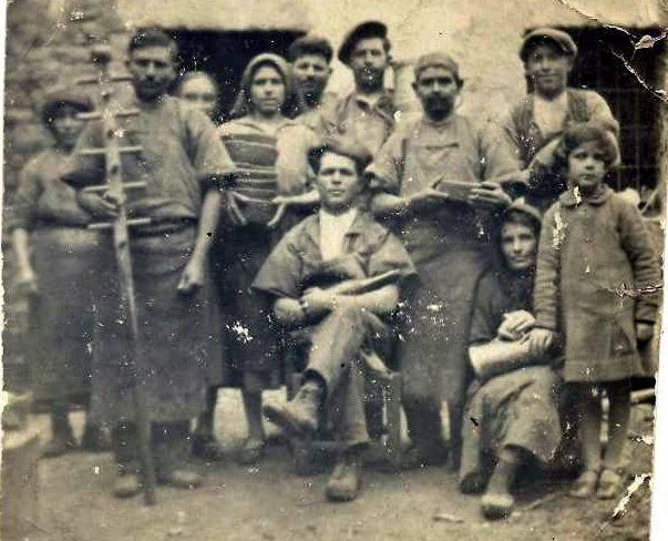 Le maestranze del Caseificio ritratte con un cliente (seduto al centro); sulla sinistra l'antico spino in legno utilizzato per la rottura della cagliata, la bimba sulla destra è Anna Garau, primogenita di Beniamino,1930 
