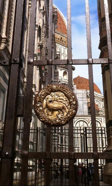 Una delle due formelle della recinzione posta tra Santa Maria del Fiore e il Campanile di Giotto a Firenze, realizzate e incise a mano da Luigi Chilleri, anni Duemila