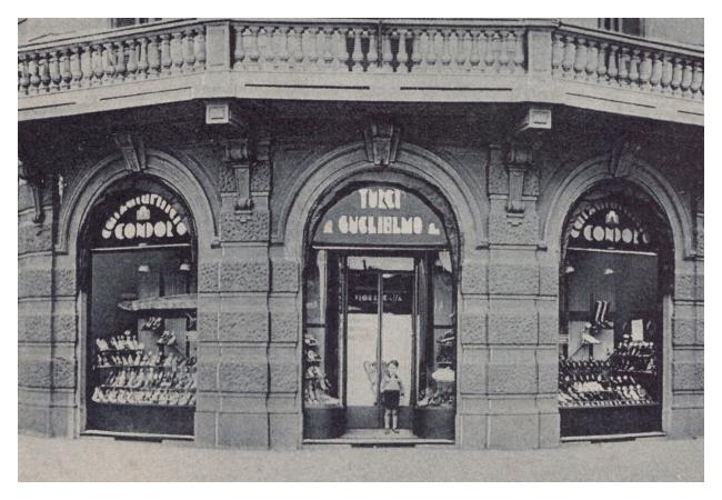 L'esterno del negozio, sulla soglia Giorgio Turci, 1934