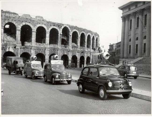Pubblicità sulla Fiat Topolino alla Fiera di Verona, 1960