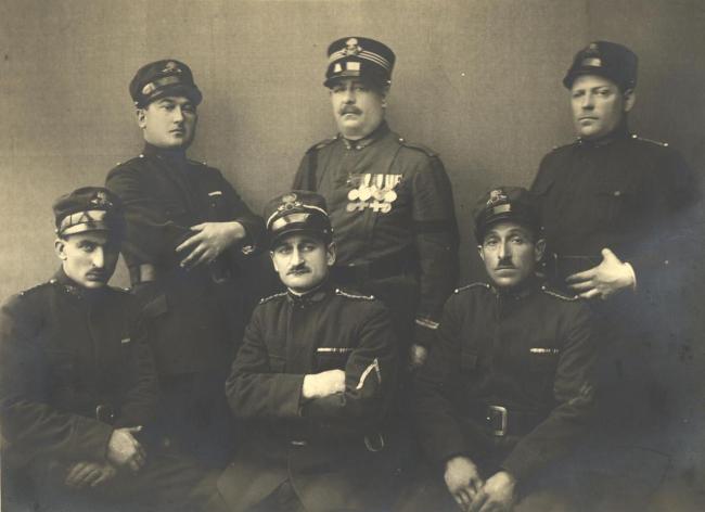 Francesco Locatelli pompiere (in alto a destra)