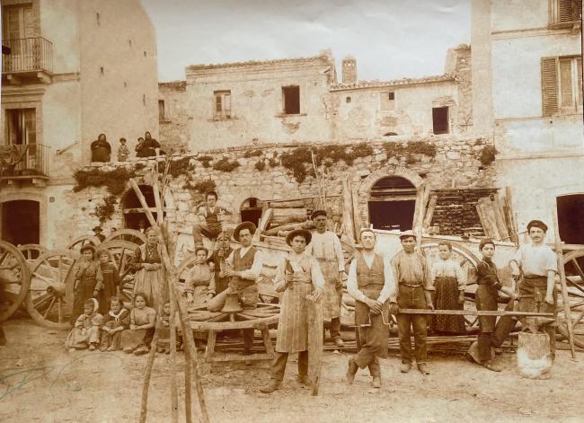 La bottega in piazza Garibaldi a Atessa, primi anni del Novecento
