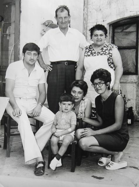 Foto di famiglia: in piedi Pietro Calcagno con la moglie Bruna, seduti da sinistra Felice Calcagno, la moglie Fulvia e la sorella Alma. Al centro il piccolo  Emiliano, l'attuale proprietario, 1972