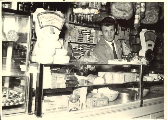 Giulio Giorgioni al banco dei formaggi, metà anni Sessanta