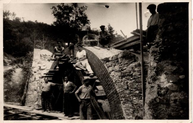 La ricostruzione del ponte della Crosa, distrutto durante la guerra di Liberazione. In primo piano Vittorino Donetti, 1946