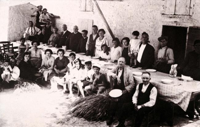 Ritratto di gruppo: al centro Armando Marinelli con la moglie Gioconda, attorniati dai parenti, dalle maestranze e dalle loro famiglie (1930)