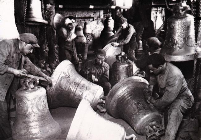 La rifinitura a cesello e bulino di un gruppo di campane (1950)