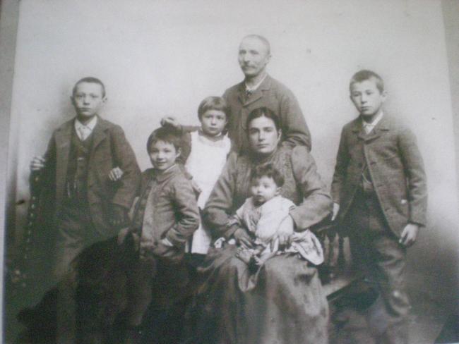 Pietro Villa con i figli Mario, Luigi, Attilio poi orafi in Monza (fine Ottocento)