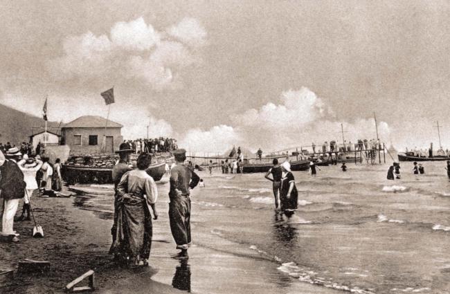 Bagnanti sul litorale della spiaggia della famiglia Gandolfo, anni Dieci del Novecento 