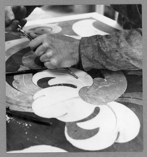 Un artigiano dell'Henraux esegue a mano un intarsio per l'Abbazia di Montecassino