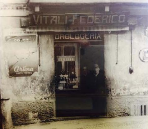 Vitaliano e Cesare Vitali davanti al negozio (inizi Novecento)
