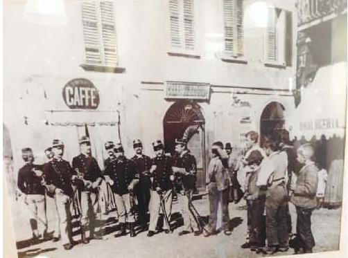 La milizia territoriale in piazza Tre Fontane alla fine dell'Ottocento: si vede l'insegna dell'orologeria del trisavolo Federico Vitali