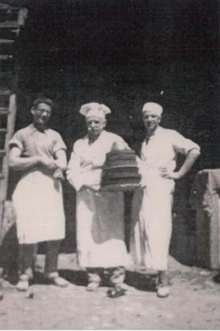 Giuseppe Garbellini, il fondatore del forno, insieme ai suoi lavoranti