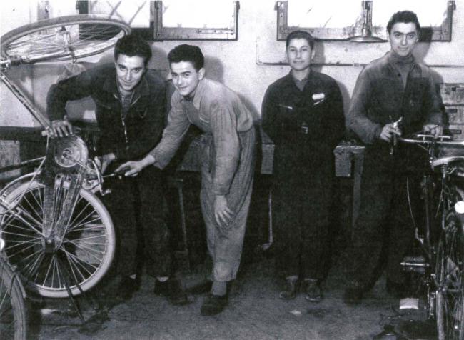 Sergio Cremonini, secondo da sinistra, in officina a imparare il mestiere (anni cinquanta)