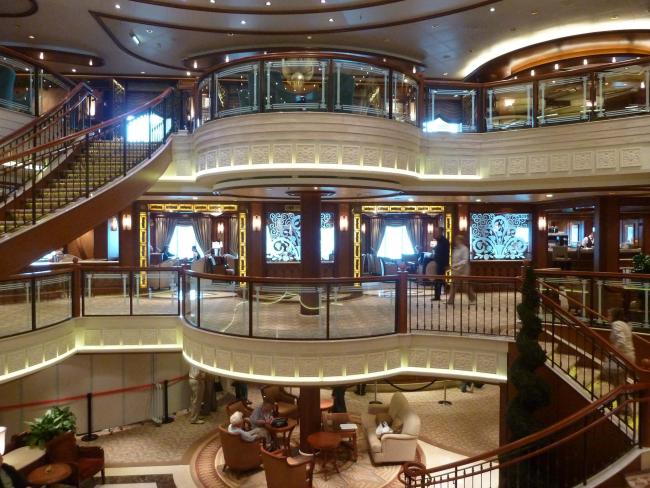 Gli interni della Grand Lobby Cunard Queen Elizabeth