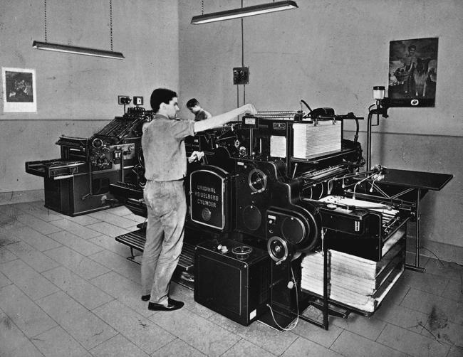Foto storica della tipografia, con macchina da stampa Heidelberg