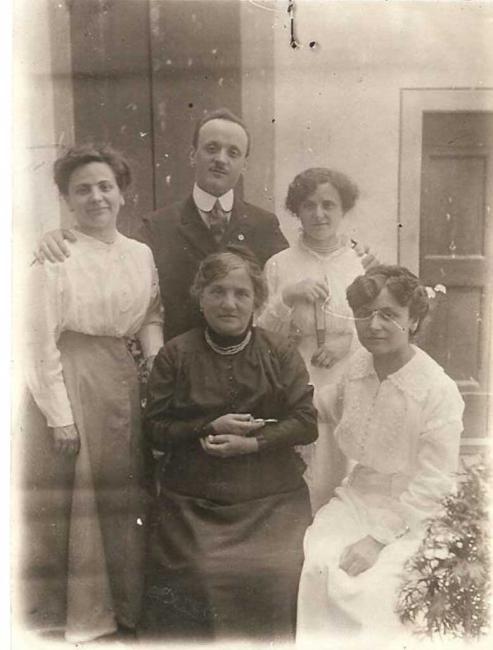 La famiglia Dreoni con il dott. Andrea e le sorelle nel cortile della farmacia 