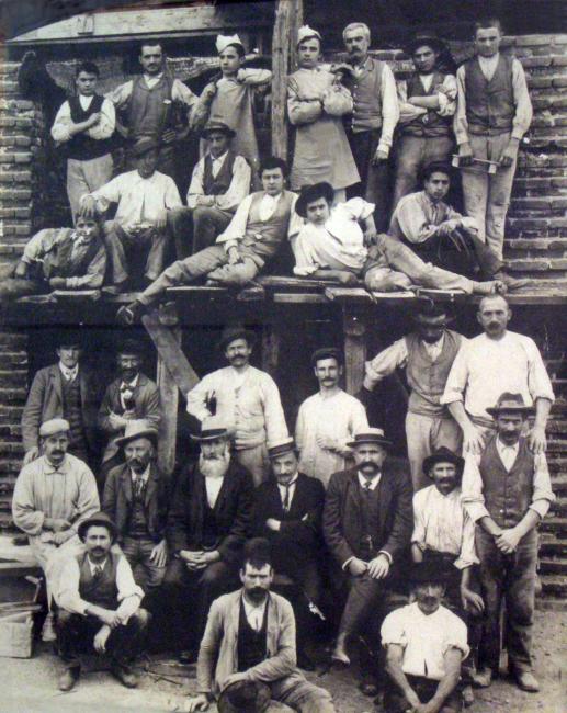I titolari dell’impresa insieme alle maestranze (1910)