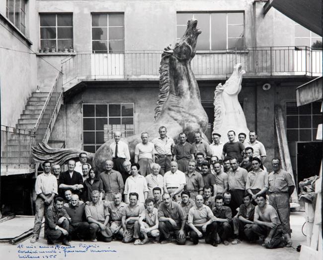 Il cavallo della Rai di Francesco Messina insieme alle maestranze e agli artisti della Fonderia Battaglia (1966)