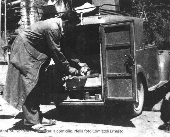 Ernesto Comizzoli vende prodotti alimentari a domicilio (anni cinquanta)