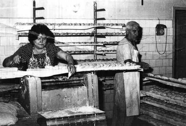 Orlando Comizzoli e la moglie intenti alla produzione del pane (anni sessanta)