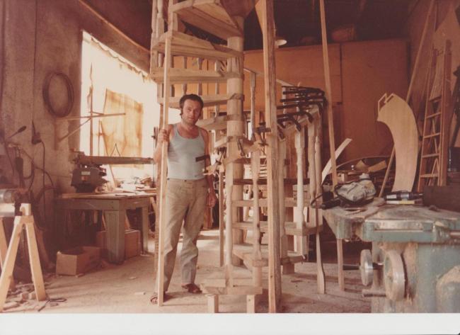 Cesare Ferrari nel laboratorio di di via Cremona a Chignolo Po negli anni settanta