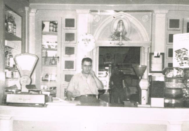 Giovanni Pierri nel suo negozio nel 1953