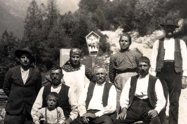 Famiglia Purin davanti all' Osteria Crucolo (1929)